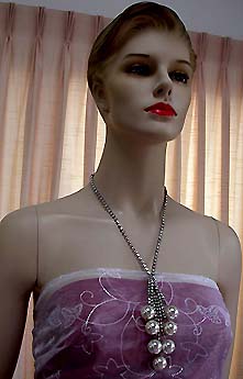 a beautiful vintage costume jewelry necklace unsigned