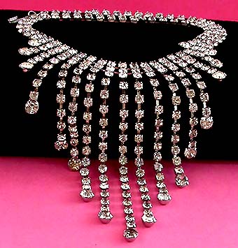 a beautiful vintage costume jewelry necklace unsigned