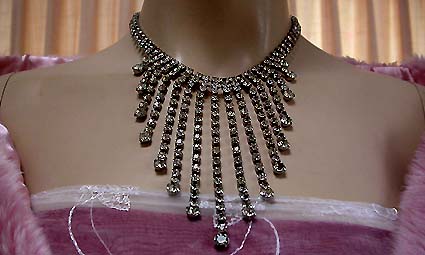 a beautiful vintage costume jewelry necklace unsigned