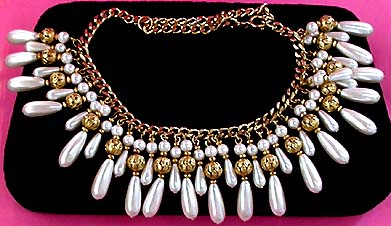 a beautiful vintage costume jewelry necklace unsigned