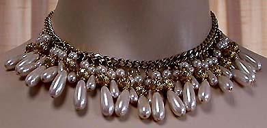 a beautiful vintage costume jewelry necklace unsigned