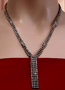 a beautiful vintage costume jewelry necklace unsigned