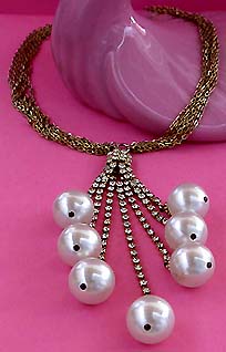 a beautiful vintage costume jewelry necklace unsigned