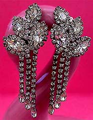 a beautiful vintage costume jewelry Brooch unsigned