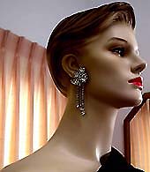a beautiful vintage costume jewelry Brooch unsigned