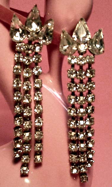 a beautiful vintage costume jewelry earrings unsigned