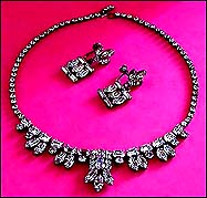 a beautiful vintage costume jewelry Juliana necklace