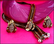 a beautiful vintage costume jewelry earrings unsigned