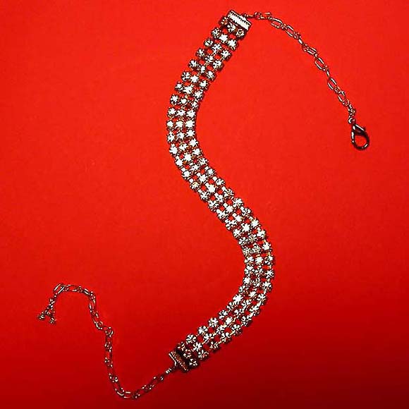 a beautiful vintage costume jewelry necklace unsigned