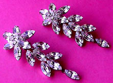 a beautiful vintage costume jewelry earrings unsigned