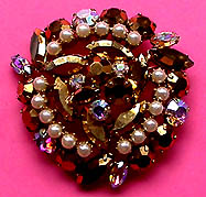 a beautiful vintage costume jewelry Brooch unsigned