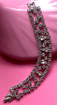 a beautiful vintage costume jewelry bracelet unsigned
