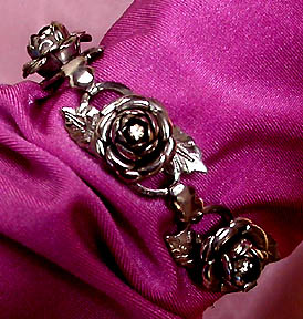 a beautiful vintage costume jewelry bracelet unsigned