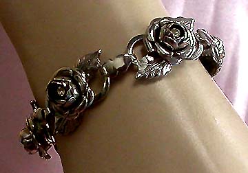 a beautiful vintage costume jewelry bracelet unsigned