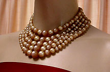 a beautiful vintage costume jewelry Brooch unsigned