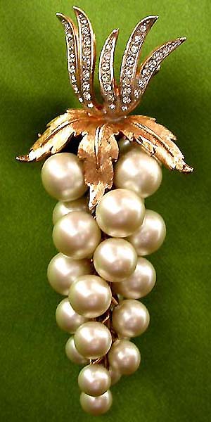 a beautiful vintage costume jewelry bridal brooch pin