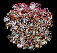 a beautiful vintage costume jewelry Brooch unsigned