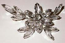 a beautiful vintage costume jewelry Brooch unsigned