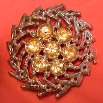 a beautiful vintage costume jewelry Brooch unsigned