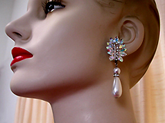 a beautiful vintage costume jewelry earrings unsigned