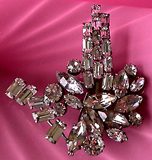 a beautiful vintage costume jewelry earrings unsigned
