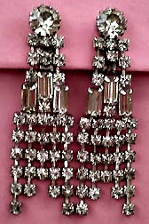 a beautiful vintage costume jewelry Brooch unsigned