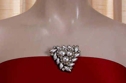 a beautiful vintage costume jewelry bridal brooch