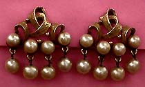a beautiful vintage costume jewelry Brooch unsigned