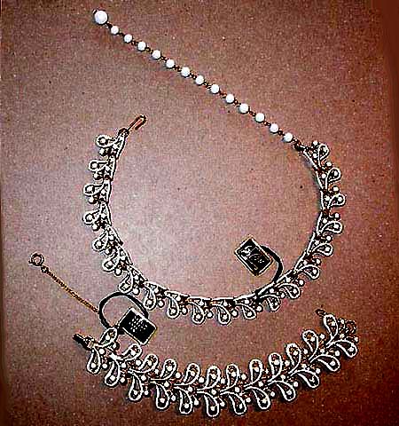 a beautiful vintage costume jewelry necklace unsigned