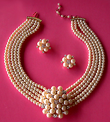 a beautiful vintage costume jewelry earrings unsigned