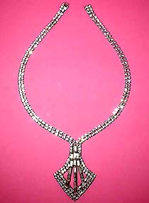 a beautiful vintage costume jewelry necklace unsigned