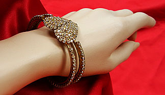 a beautiful vintage costume jewelry crystal rhinestone bracelet