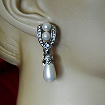 a beautiful vintage costume jewelry earrings unsigned