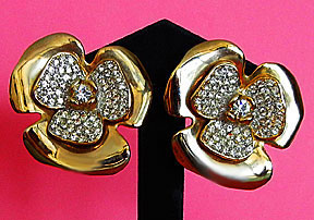 a beautiful vintage costume jewelry earrings unsigned