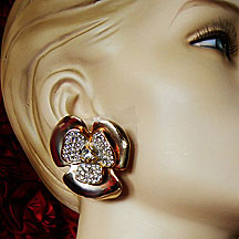 a beautiful vintage costume jewelry earrings unsigned