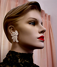 a beautiful vintage costume jewelry earrings unsigned