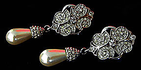 a beautiful vintage costume jewelry earrings unsigned