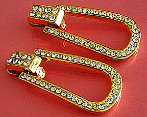 a beautiful vintage costume jewelry pendant bracelet