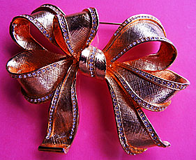 a beautiful vintage costume jewelry earrings unsigned