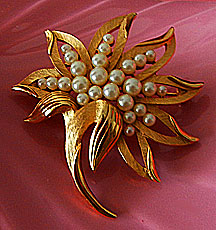 a beautiful vintage costume jewelry Brooch unsigned