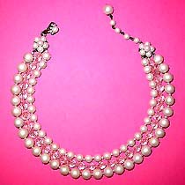 a beautiful vintage costume jewelry Brooch unsigned