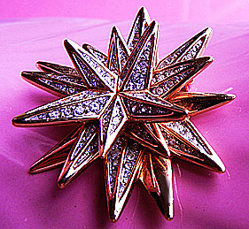 a beautiful vintage costume jewelry Brooch unsigned