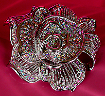 a beautiful vintage costume jewelry Brooch unsigned