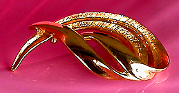 a beautiful vintage costume jewelry earrings unsigned