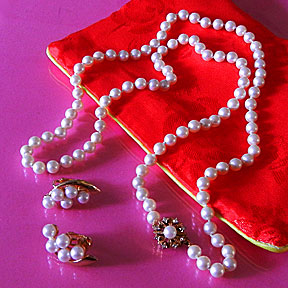 a beautiful vintage costume jewelry Juliana earrings unsigned