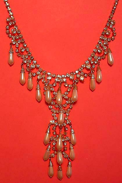 a beautiful vintage costume jewelry necklace unsigned
