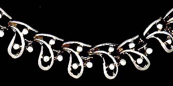 a beautiful vintage costume jewelry necklace unsigned