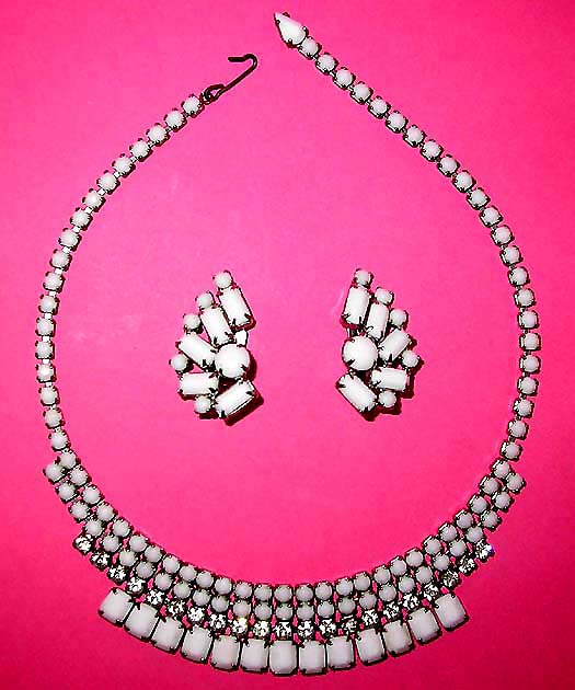 a beautiful vintage costume jewelry necklace