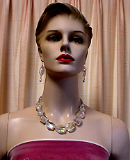 a beautiful vintage costume jewelry necklace unsigned