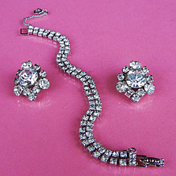 a beautiful vintage costume jewelry earrings unsigned